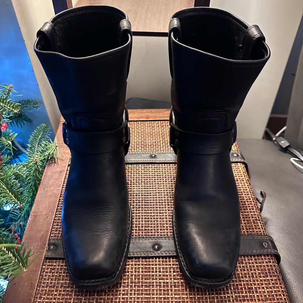 Frye Harness 8R in Black